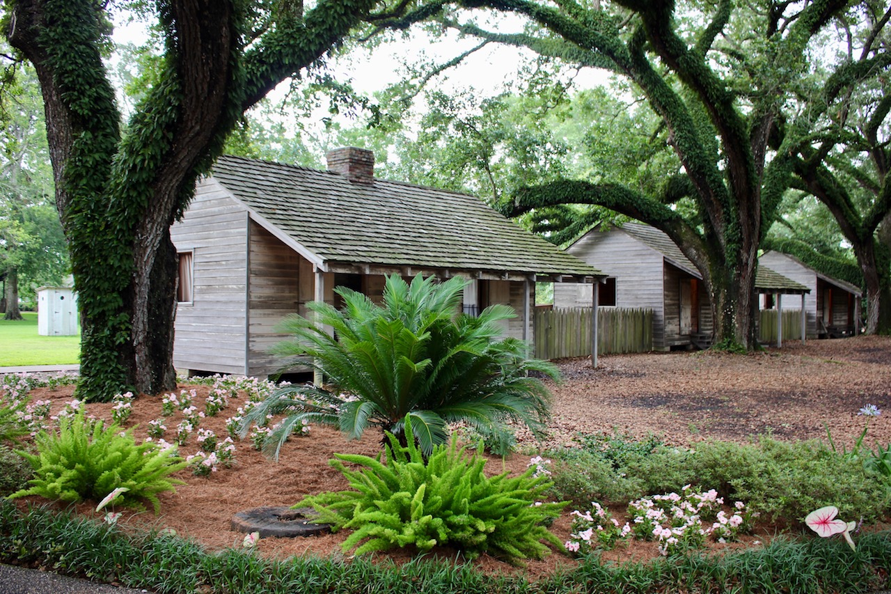 slave-quarters-oak-alley