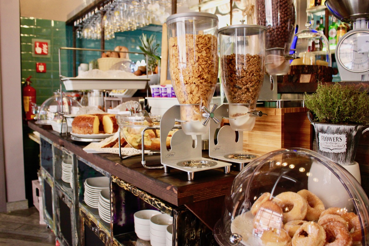 romehello-hostal-breakfast